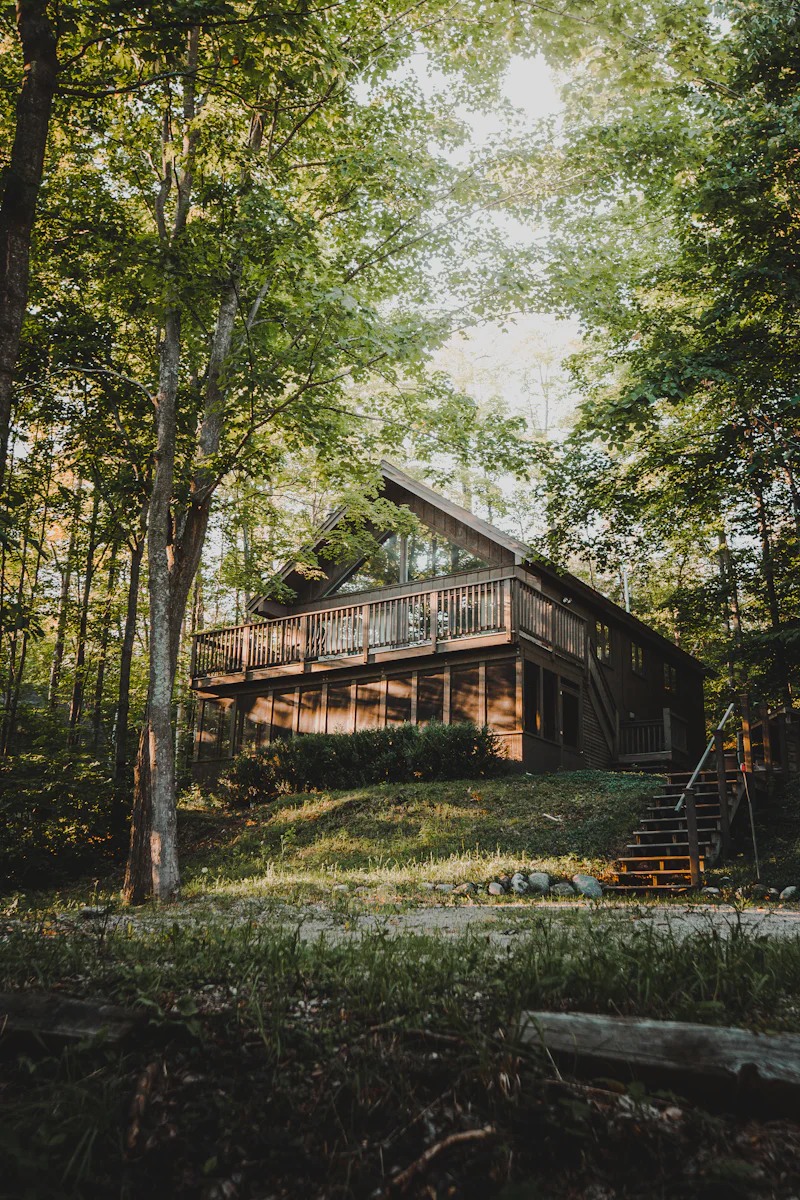 Holzdeck mit Geländer an einem Haus im Grünen